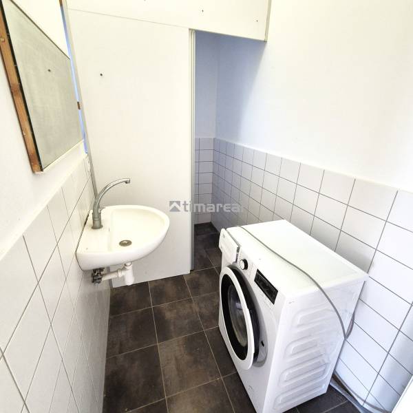 * na predaj 3i rodinný dom, 6á pozemok, Čataj - Priestor s umývadlom a práčkou v rodinnom dome.