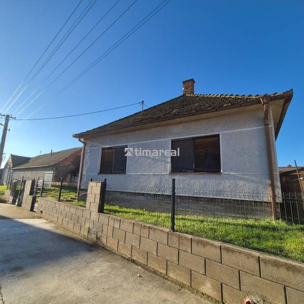 * na predaj 3i rodinný dom, 6á pozemok, Čataj - Rodinný dom v Čataji s jednoduchou fasádou, plot z betónových tvárnic a pletiva.