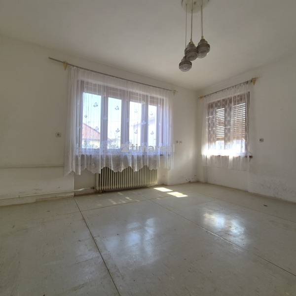 * na predaj 3i rodinný dom, 6á pozemok, Čataj - Priestranná izba v rodinnom dome so záclonami a svetlým osvetlením.