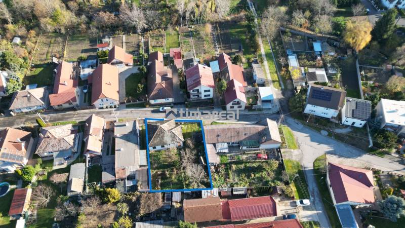 * na predaj 3i rodinný dom, 6á pozemok, Čataj - Letecký pohľad na štvrť v Čataji s rodinnými domami a záhradami.