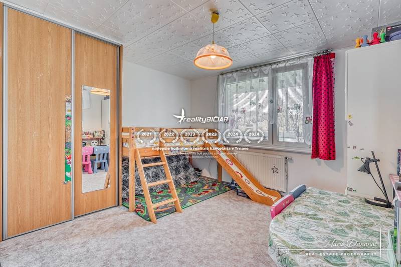 REZERVOVANÉ 4-izbový byt v Trnave na Veternej ulici - Detská izba s poschodovou posteľou, skrinkami a farebnými kreslami v 4-izbovom byte.