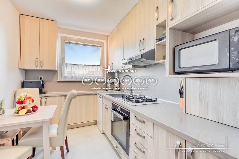 REZERVOVANÉ 4-izbový byt v Trnave na Veternej ulici - Kuchyňa v 4-izbovom byte s ovocím na stole a vstavanými spotrebičmi.