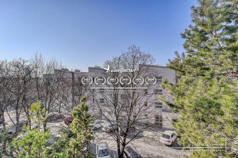 REZERVOVANÉ 4-izbový byt v Trnave na Veternej ulici - Pohľad na ulicu Veterná v Trnave z 4-izbového bytu, vidieť stromy a autá.