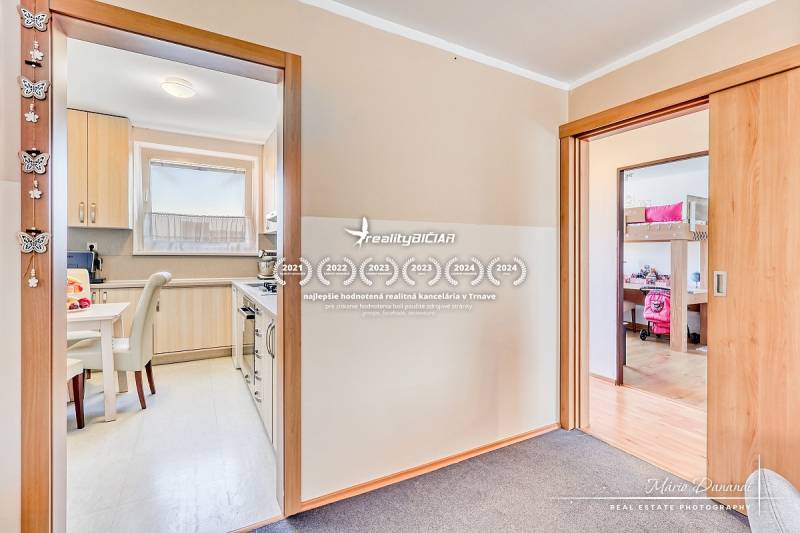 REZERVOVANÉ 4-izbový byt v Trnave na Veternej ulici - Kuchyňa a detská izba v 4-izbovom byte s podlahou s dreveným dekorom.