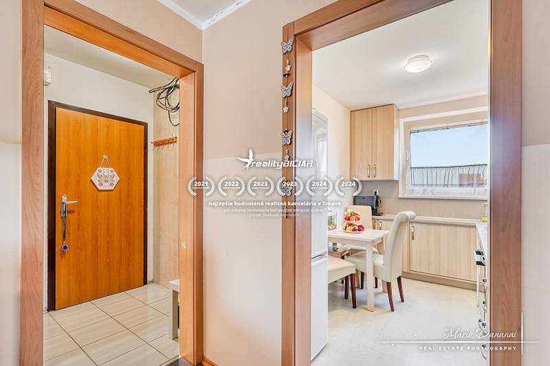 REZERVOVANÉ 4-izbový byt v Trnave na Veternej ulici - Interiér 4-izbového bytu s podlahou s dreveným dekorom a svetlou kuchyňou.