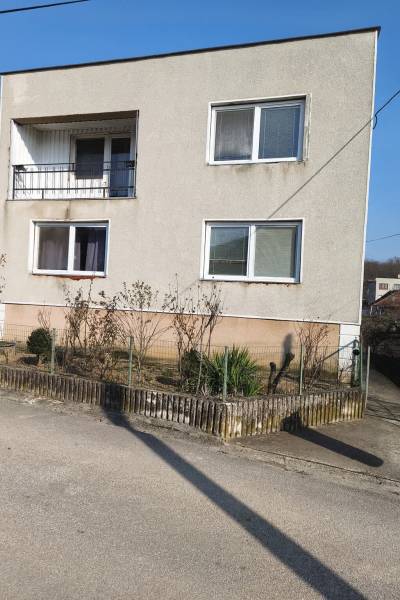 5 izbový dom Mankovce - Rodinný dom v Mankovciach, dvojpodlažný s balkónom a priľahlým záhradným pozemkom.