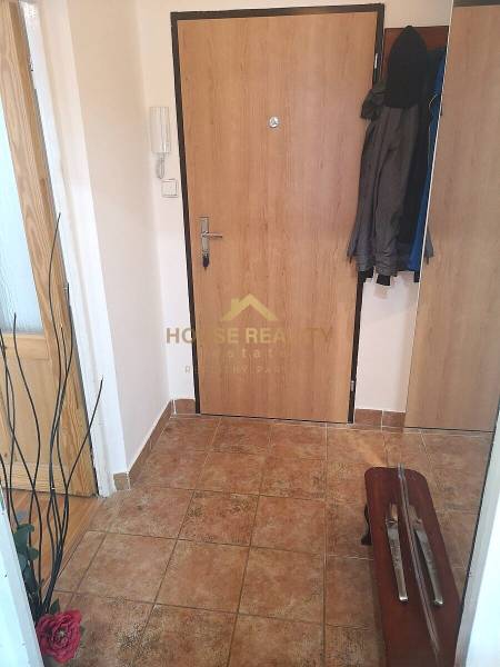 Prenájom 2 izbový zariadený byt, balkón, Sputniková ul, BA II. Ružinov - Vstupná hala 2-izbového bytu s keramickou podlahou a bundami na vešiaku.