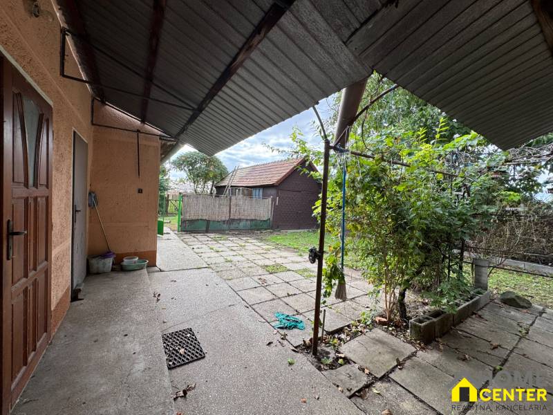 NA PREDAJ!!! Rodinný dom s veľkým pozemkom v obci Vék pri Hurbanove - Rodinný dom v Komárne s priestranným dvorom a altánkom, obklopený zeleňou.