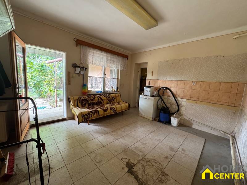 NA PREDAJ!!! Rodinný dom s veľkým pozemkom v obci Vék pri Hurbanove - Interiér rodinného domu s pohovkou a priamym vstupom do záhrady.