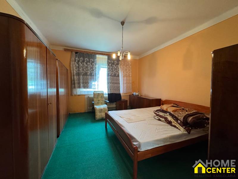 NA PREDAJ!!! Rodinný dom s veľkým pozemkom v obci Vék pri Hurbanove - Spálňa v rodinnom dome s kobercom a dreveným nábytkom.