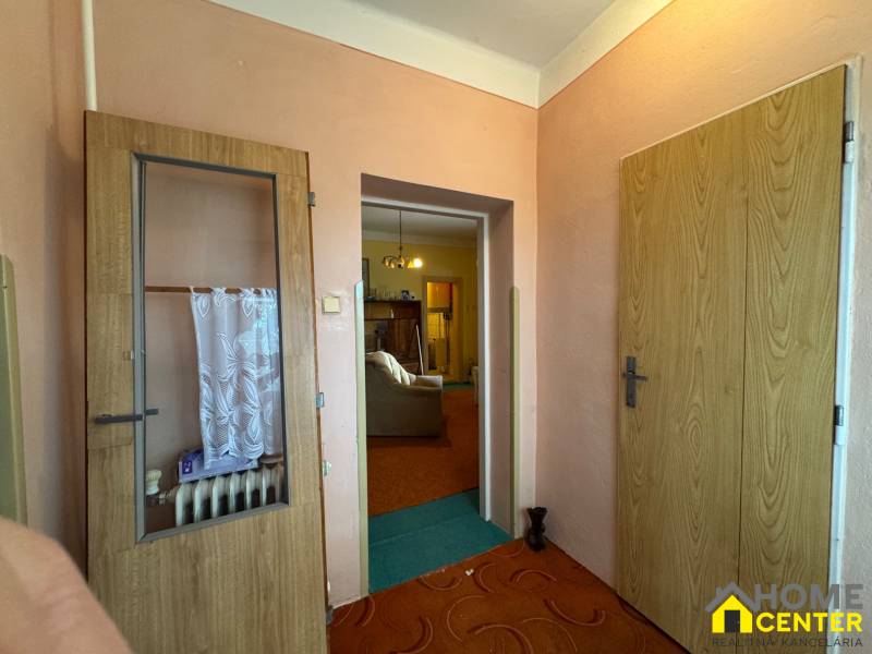 NA PREDAJ!!! Rodinný dom s veľkým pozemkom v obci Vék pri Hurbanove - Chodba v rodinnom dome s presklenými dverami a viditeľnými radiátormi.