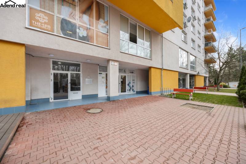 Na predaj príjemný zariadený 1 izbový byt na ulici Antolská, Petržalka - Exteriér budovy na Antolskej ulici v Bratislave - Petržalke s obchodnými priestormi.