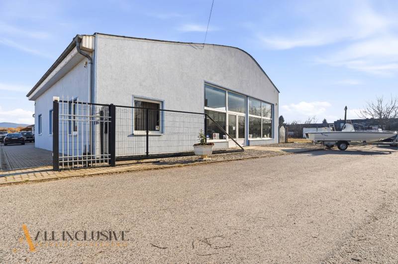 Na prenájom obchodný priestor s kanceláriou, Štúrovo - Obchodné priestory v Štúrove so sivou fasádou, parkovaním a prístreškom.