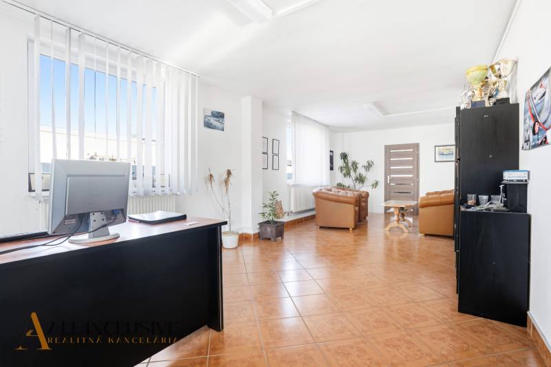 Na prenájom obchodný priestor s kanceláriou, Štúrovo - Svetlé obchodné priestory s kreslami, stolmi a dekormi na podlahe s dreveným dekorom.