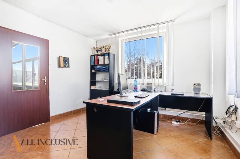 Na prenájom obchodný priestor s kanceláriou, Štúrovo - Kancelária s počítačom, policou a oknom s vertikálnymi žalúziami v obchodných priestoroch.