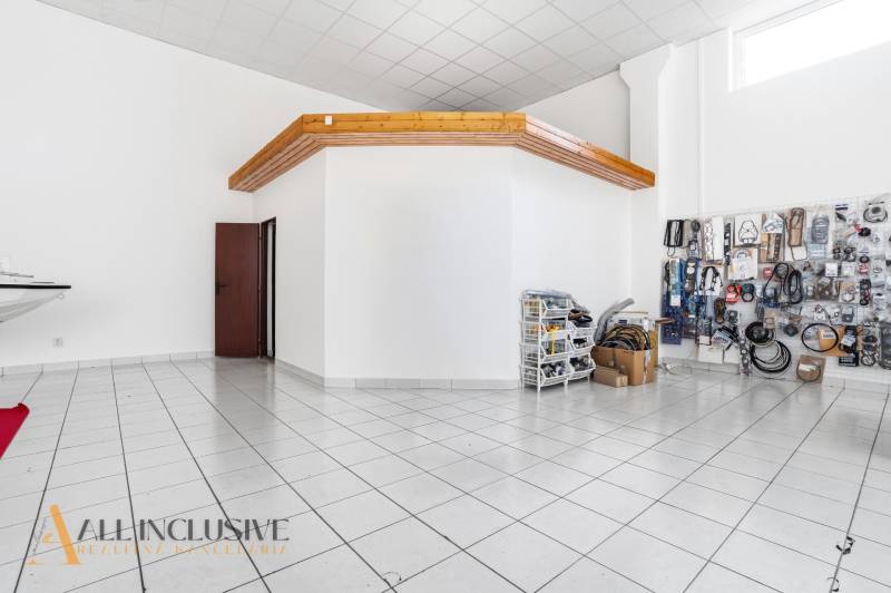 Na prenájom obchodný priestor s kanceláriou, Štúrovo - Obchodné priestory s bielymi stenami a keramickou podlahou. Súčasťou je uložený tovar.