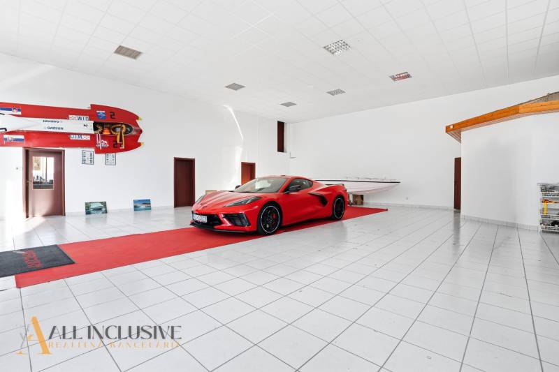 Na prenájom obchodný priestor s kanceláriou, Štúrovo - Obchodné priestory zobrazujú auto a loď s bielou podlahou a športovým príslušenstvom.