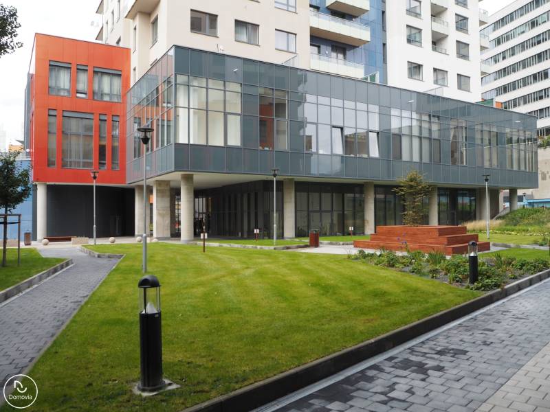 Exkluzívne | Krásny 2 izbový byt v novostavbe City Park Ružinov - Moderná budova s veľkými presklenými stenami na Plynárenskej ulici v Bratislave - Ružinove.