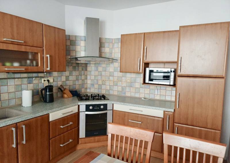 – PRENAJOM – 3 IZBOVÝ BYT – BENIAKOVA – KARLOVA VES  - Kuchyňa v 3-izbovom byte s drevenou kuchynskou linkou a kachličkovým obkladom.