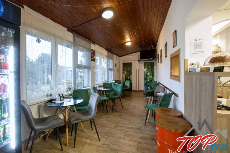 PRENÁJOM - Bistro/ Gastro prevádzka - Košice - Juh - Gastro priestory so stoličkami, stolmi a podlahou s dreveným dekorom.