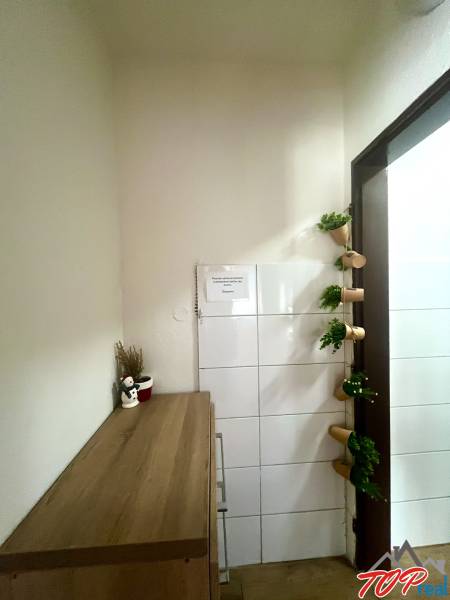 PRENÁJOM - Bistro/ Gastro prevádzka - Košice - Juh - Drevený nábytok v gastro priestoroch s dekoratívnymi prvkami na stene.