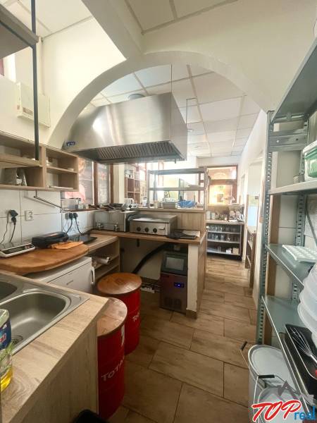 PRENÁJOM - Bistro/ Gastro prevádzka - Košice - Juh - Gastro priestory s dreveným dekorom, kuchynská linka, odsávač pár, spotrebiče, police, stoličky.