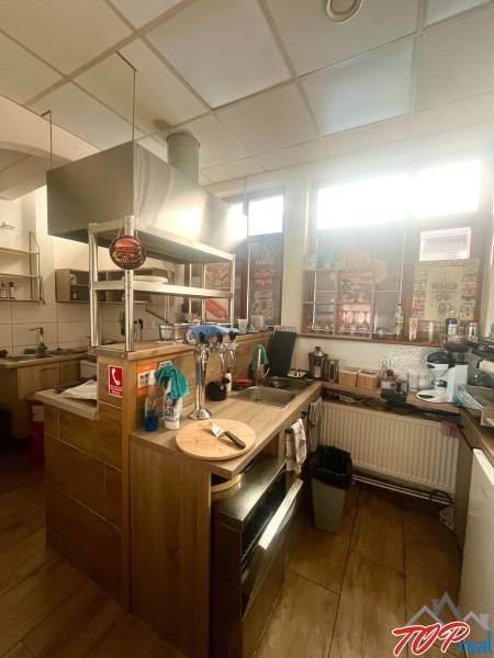 PRENÁJOM - Bistro/ Gastro prevádzka - Košice - Juh - Kuchyňa v gastro priestoroch s podlahou s dreveným dekorom, vybavená moderným zariadením.