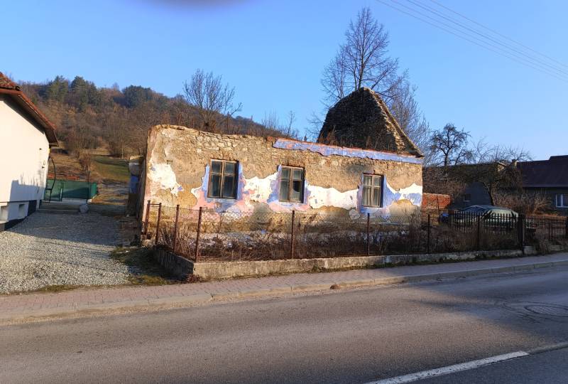 SKLABIŇA -7 km od mesta Martin -stavebný pozemok 1403m2 - Opustená budova na pozemku v Sklabini, vhodná na bývanie.