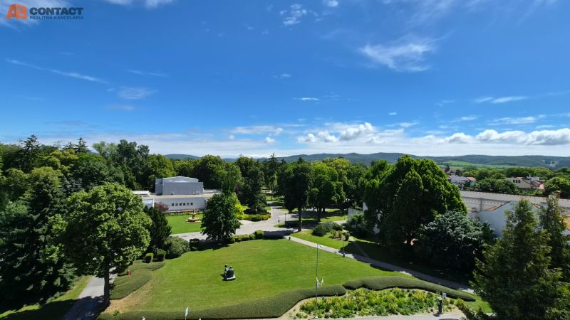 Predávame polohu - výhľady na mestský park a pešiu zónu Piešťan