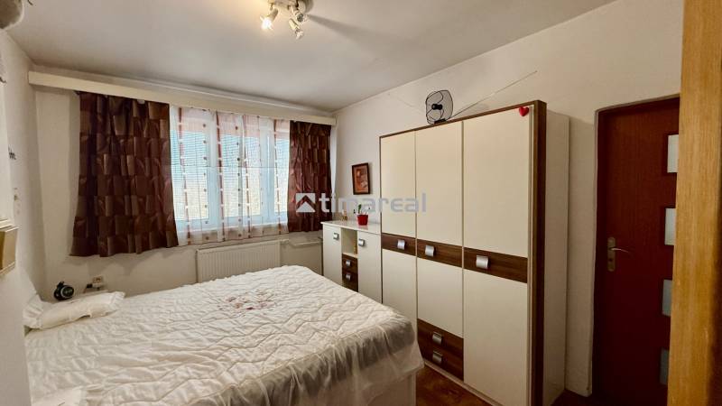 * 7i rodinný dom, veľký 33.5á pozemok, Brestovany - Spálňa v rodinnom dome s posteľou, skriňou a závesmi.