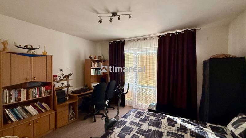 * 7i rodinný dom, veľký 33.5á pozemok, Brestovany - Spálňa s posteľou, písacím stolom, knižnicou a stacionárnym bicyklom.