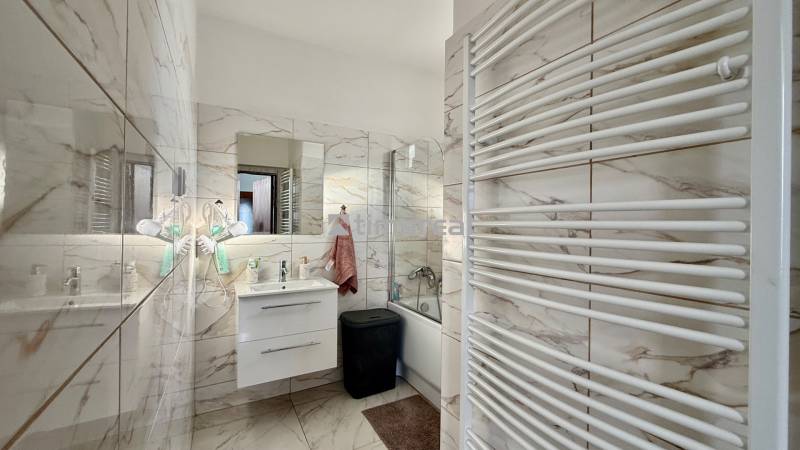 * 7i rodinný dom, veľký 33.5á pozemok, Brestovany - Kúpeľňa v rodinnom dome s mramorovými obkladmi a moderným vybavením.