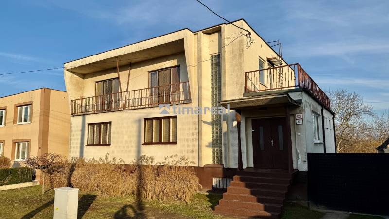 * 7i rodinný dom, veľký 33.5á pozemok, Brestovany - Rodinný dom na ulici Joža Nižnanského v Brestovanoch s predsadeným balkónom.