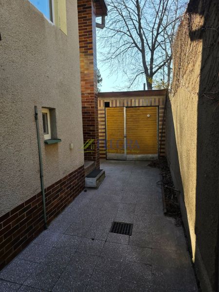 Na predaj  rodinný dom ulica Mudroňova Košice - Exteriér domu na Mudroňovej ulici v Košiciach - mestská časť Juh s dlažbou.