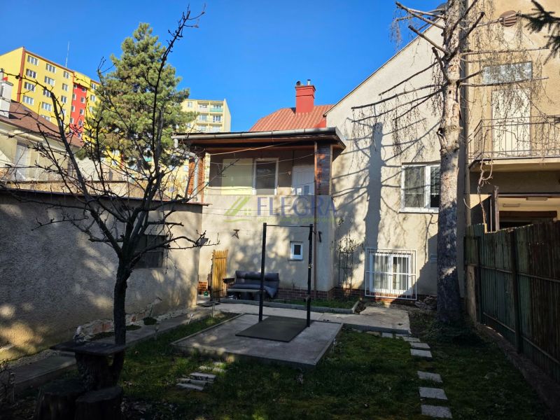 Na predaj  rodinný dom ulica Mudroňova Košice - Rodinný dom na Mudroňovej ulici v Košiciach - mestskej časti Juh s dvorom a stromami.