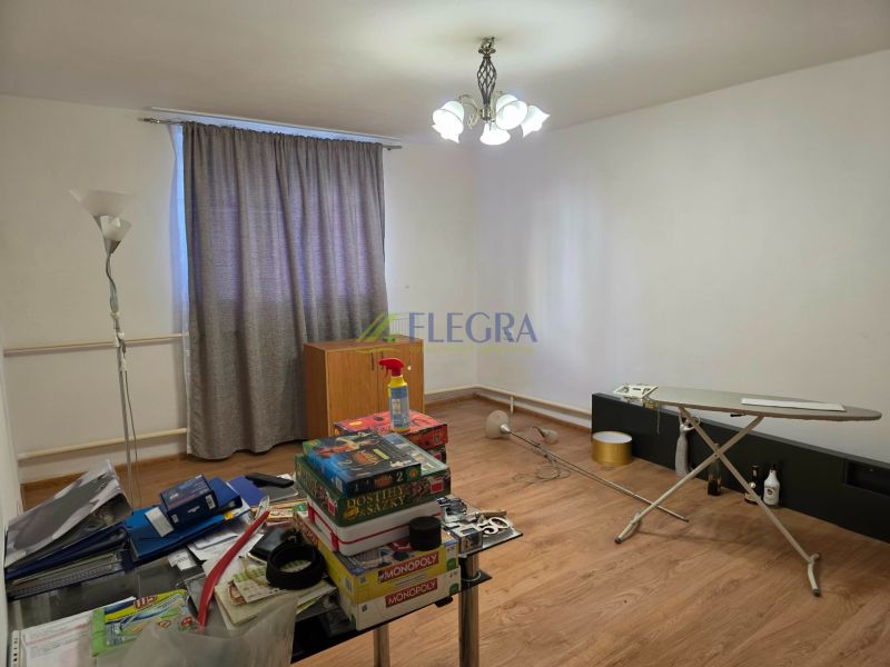 Na predaj  rodinný dom ulica Mudroňova Košice - Železná podlaha s dekoračným vzorom, stôl s hrami, žehliaca doska v rodinnom dome.