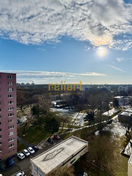 Zrekonštruovaný 3i byt na začiatku Petržalky, električka, les, výhľady - Výhľad na park a obytné domy z bytu na Osuského v Petržalke.