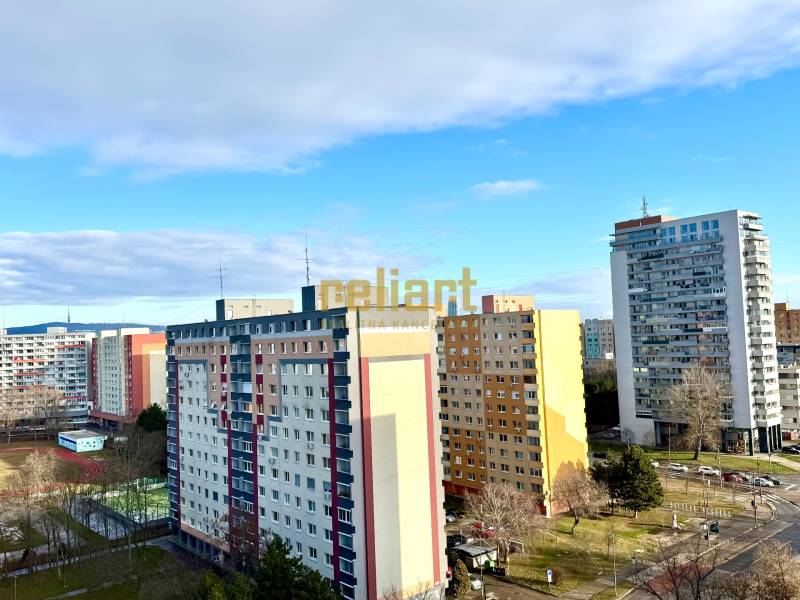 Zrekonštruovaný 3i byt na začiatku Petržalky, električka, les, výhľady - Výhľad na panelové domy na Osuského ulici v Bratislave - Petržalke.