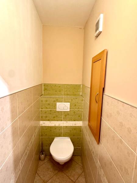 Zrekonštruovaný 3i byt na začiatku Petržalky, električka, les, výhľady - Toaleta v 3-izbovom byte s farebnými obkladačkami a ventilačným systémom.