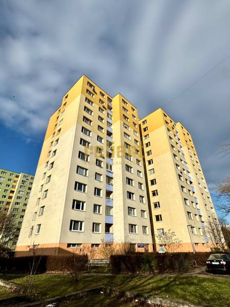 Zrekonštruovaný 3i byt na začiatku Petržalky, električka, les, výhľady - Bytový dom na Osuského ulici v Bratislave - Petržalke s modrými balkónmi.