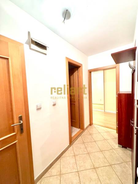 Zrekonštruovaný 3i byt na začiatku Petržalky, električka, les, výhľady - Chodba so svetlými dlažbami a drevenými dverami v 3-izbovom byte.