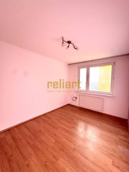 Zrekonštruovaný 3i byt na začiatku Petržalky, električka, les, výhľady - Izba v 3-izbovom byte s podlahou s dreveným dekorom a stropným osvetlením.