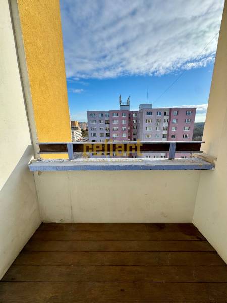 Zrekonštruovaný 3i byt na začiatku Petržalky, električka, les, výhľady - Balkón 3-izbového bytu na Osuského v Bratislave-Petržalke s výhľadom na paneláky.