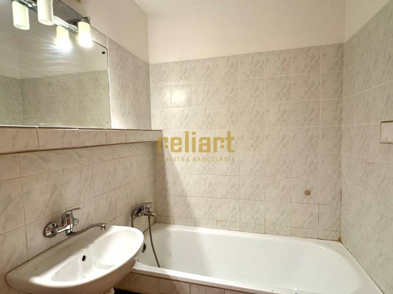 Zrekonštruovaný 3i byt na začiatku Petržalky, električka, les, výhľady - Kúpeľňa s vaňou a umývadlom v 3-izbovom byte s kachličkami.