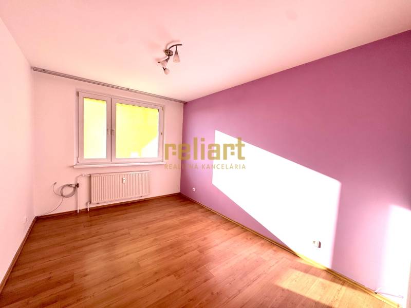 Zrekonštruovaný 3i byt na začiatku Petržalky, električka, les, výhľady - Izba s fialovou stenou a podlahou s dreveným dekorom v 3-izbovom byte.