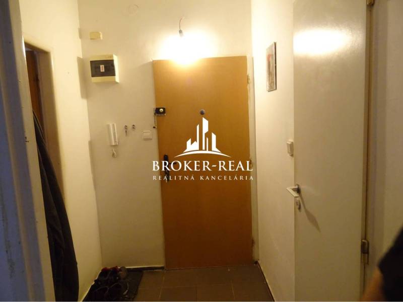 1 - izbový byt Košice, Popradská - Predsieň s jednoduchým dizajnom v 1-izbovom byte, so svetlými stenami a dlažbou.