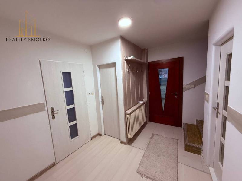 EXKLUZÍVNE: Štýlové bývanie v tichej lokalite Kanaša – po kompletnej r - Rodinný dom so svetlou predsieňou, podlaha s dreveným dekorom, vešiaková stena a dvere.