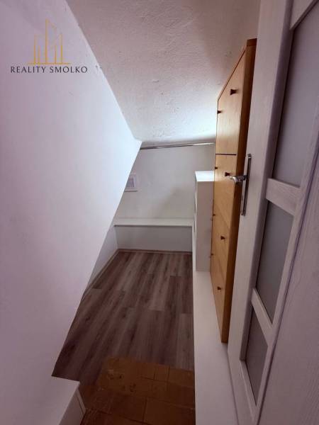 EXKLUZÍVNE: Štýlové bývanie v tichej lokalite Kanaša – po kompletnej r - Chodba s podlahou s dreveným dekorom a drevenou skriňou v rodinnom dome.