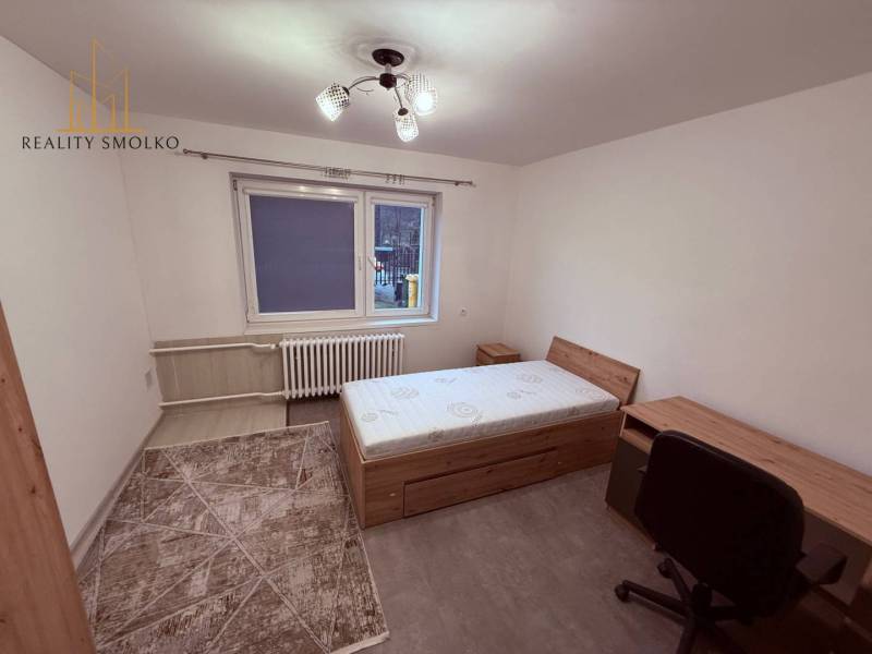 EXKLUZÍVNE: Štýlové bývanie v tichej lokalite Kanaša – po kompletnej r - Jednoduchá izba v rodinnom dome s posteľou, písacím stolom a kobercom.