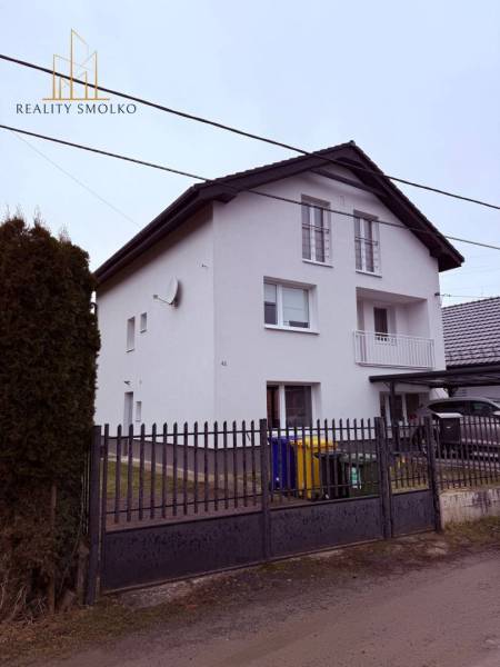 EXKLUZÍVNE: Štýlové bývanie v tichej lokalite Kanaša – po kompletnej r - Rodinný dom v dedine Veľký Šariš na ulici Lúčna s bielou fasádou a plotom.